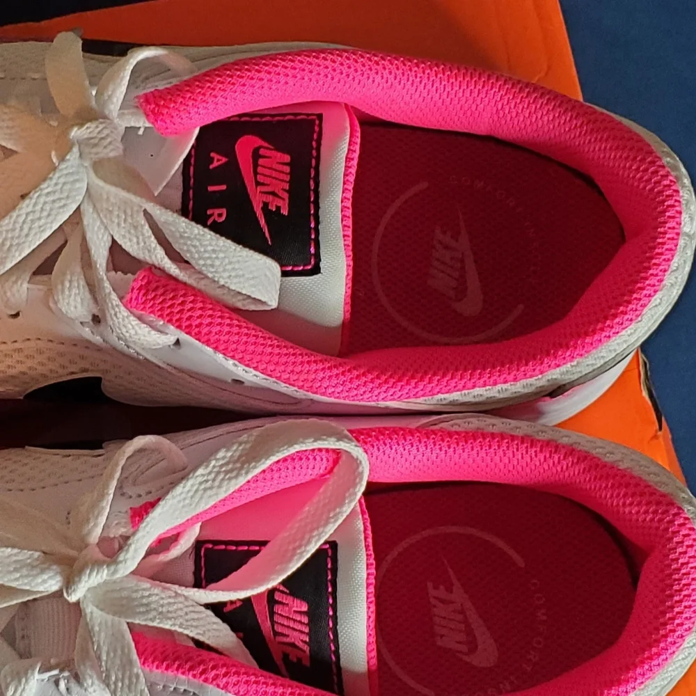 Women's Nike Air Max Bella 5 Training Shoe/Size 9.5M/Pink,White,Black - Picture 4 of 6